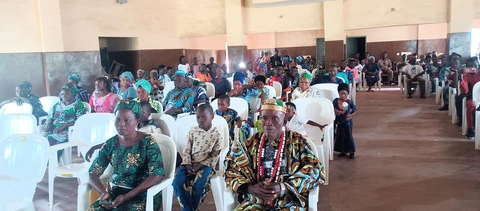 l'assistance de la céremonie