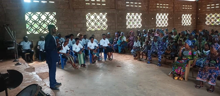 Visite de partage à l_église Sang de Christ d_Akpass